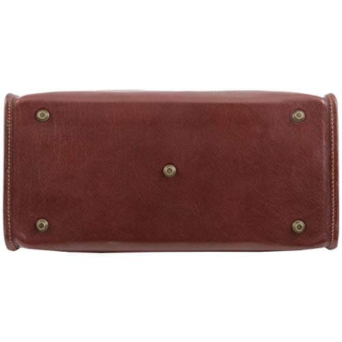 La parte inferior de la bolsa está protegida por pequeños pies de metal.