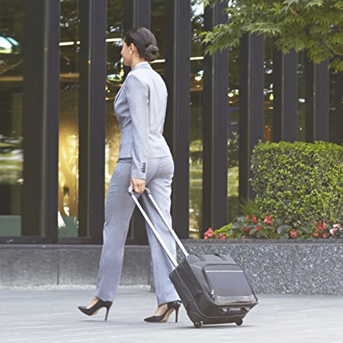 La mochila de adulto sobre ruedas es una pieza de equipaje profesional cada vez más popular entre las mujeres.